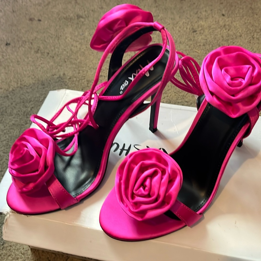 Women’s size 9 fuchsia sandal strap heel with rose flower detail never worn